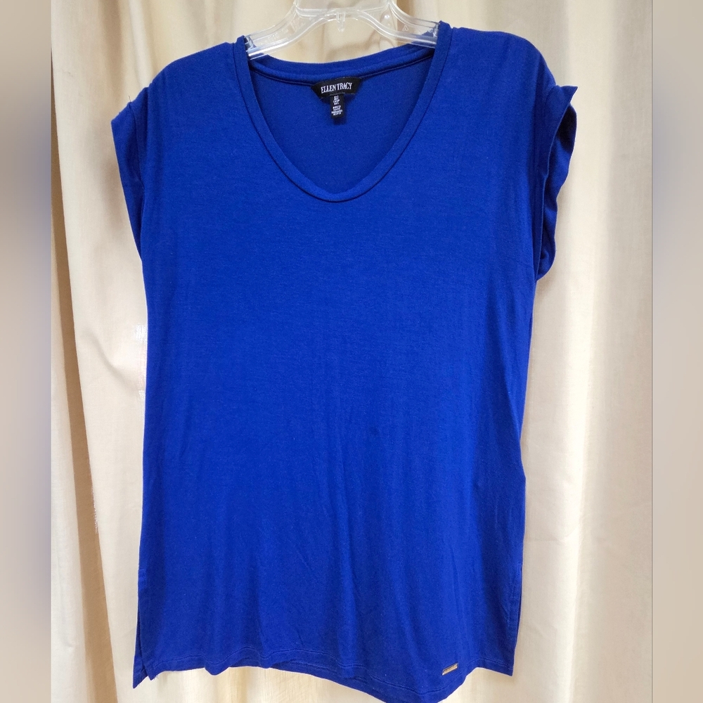 🆓🆓🆓FREE Ellen Tracy Vibrant Blue Cap Sleeved Small Round Neck Tee